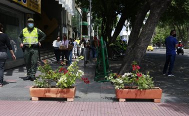 Las vallas fueron reemplazadas por jardineras.  Juan Pablo Cohen / La Opinión