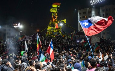 Manifestantes celebran los resultados oficiales del referéndum en la plaza Italia, en Santiago de Chile. AFP