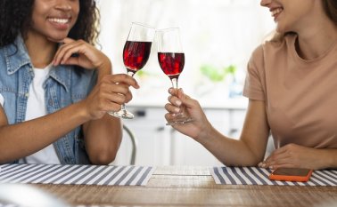 Que oliendo el corcho se conoce el vino, qué carnes rojas van con tinto, existen muchos mitos sobre esta bebida. Cortesía