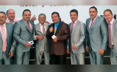 En la foto aparecen, de izquierda a derecha: Honorio Palencia, Eddie Navas, Robert Requena, Héctor Guevara, Pastor López, Alex Ruiz, Néstor Osuna y Adolfo Ortega. Cortesía para La Opinión