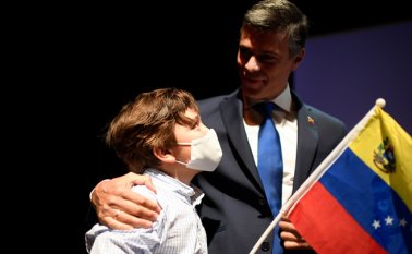 López llegó el domingo a Madrid tras salir clandestinamente de Venezuela. Allí se reunión con su esposa, sus hijos y sus padres. AFP