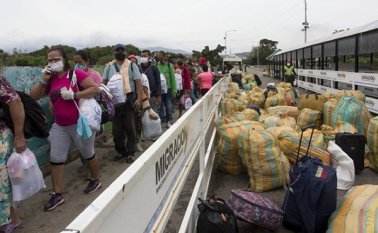 Desde el 21 de agosto el paso de personas por los puentes internacionales se encuentra con varia restricciones. La Opinión