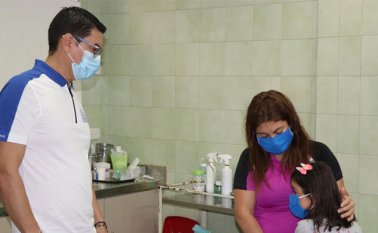 El hospital regional Emiro Quintero Cañizares suscribe un convenio con la Organización Internacional de Migraciones para la atención a la población vulnerable en esta zona del país. Cortesía