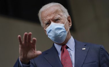 El candidato presidencial demócrata Joe Biden lleva una calcomanía de "Yo voté" mientras habla con los reporteros fuera del edificio del estado de Delaware. AFP