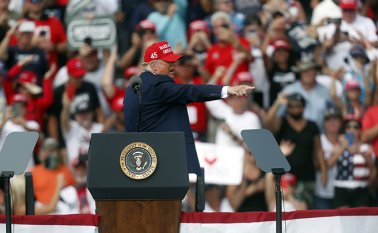 El presidente Donald Trump termina su discurso de campaña solo cuatro días antes del día de las elecciones fuera del Estadio Raymond James en Tampa, Florida. AFP