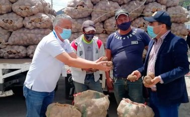 Cultivadores de papa vendieron por primera vez su producto a buen precio y directamente desde sus fincas. Cortesía/La Opinión