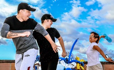 Gracias a sus bromas, retos y chistes hacia su mamá, amigos y familiares, Carlos cautiva las redes y se llena de seguidores cada día. Instagram