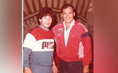 Germán el ‘Burrito’ Gonzáles junto a Diego Armando Maradona. Archivo / La Opinión