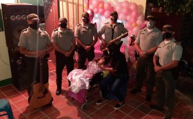 Son de la Ley acompañó la celebración de los 15 años de Karen Parada, una menor que sufre microcefalia. El enriquecedor encuentro se produjo en el barrio Carlos Ramírez París. Cortesía / La Opinión