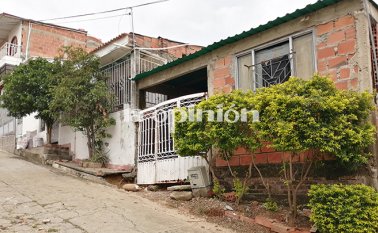 Dentro de una vivienda de esta calle ocurrió el ataque a bala del hombre. La Opinión