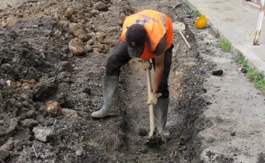 En la carrera 8 se hace el cambio de 109 metros de tubería de alta presión. Roberto Ospino / La Opinión