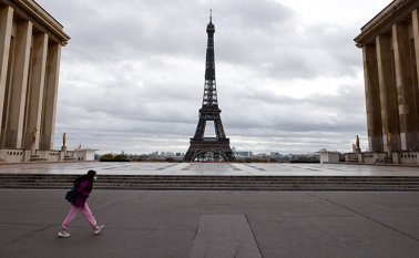 En Francia, reconfinada desde el viernes por un mes, aumenta la ira de los comerciantes obligados a cerrar. AFP