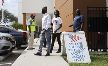 Los votantes se preparan para emitir su voto en la Biblioteca Pública C. Blythe Andrews. AFP