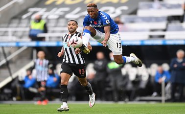El defensor colombiano Yerri Mina no tuvo su mejor actuación en la derrota del domingo. AFP