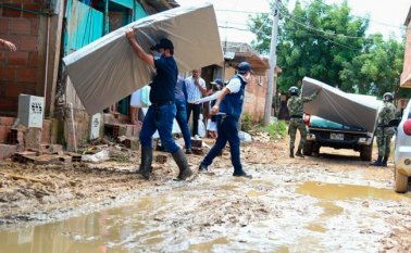 Ayer, funcionarios de la Secretaría de Gestión del Riesgo llevaron ayudas humanitarias a familias de Valles de Girón. Luis Alfredo Estévez