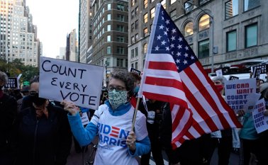 Personas de todas las edades marcharon por la Quinta Avenida y marcharon hacia el sur, hasta Washington Square, a ritmo de tambores y coreando consignas.
 AFP