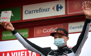 El ciclista belga del Team Lotto, Tim Wellens, celebra en el podio tras ganar la 14a etapa. AFP