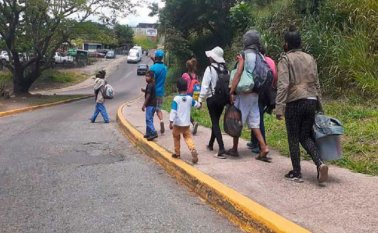 Migrantes y otros transeúntes utilizan cualquier medio para llegar hasta las trochas y por allí cruzar hacia Colombia. La Opinión.