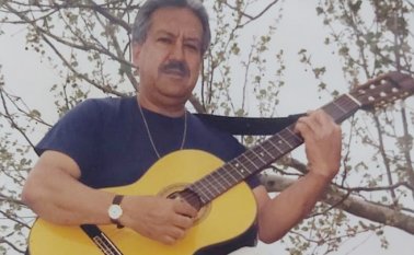 Roberto Giraldo tiene 81 años de edad y desde hace ocho meses empezó a compartir por las redes sus canciones que han cautivado a más de uno. Cortesía