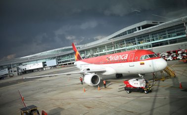 Dentro de las sanciones que podría llegar a tener Avianca en caso de ser hallada responsable, se encuentra una multa hasta por 21.050 salarios mínimos, lo que equivale a $19.267 millones. Colprensa