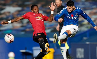 El cucuteño James Rodríguez jugó 80 minutos en la derrota del Everton 1-3 ante el Manchester United. AFP