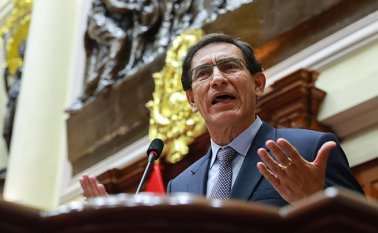 Martín Vizcarra dando su declaración y negando actos de corrupción mientras enfrenta un proceso de acusación. AFP