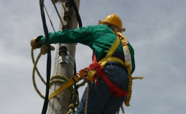 Cens trabaja en la reconexión. Archivo