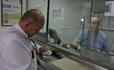 La migración ha aumentado la llegada de remesas al mercado colombiano. Archivo/La Opinión