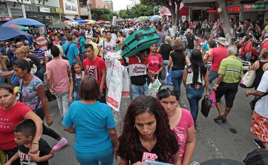 El año pasado, cientos de venezolanos se agolparon en las calles de Cúcuta para abastecerse y comprar los regalos de Navidad.  Archivo / La Opinión