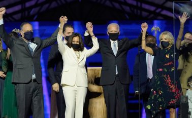 El presidente electo Joe Biden con su familia y la nueva vicepresidenta de Estados Unidos. AFP