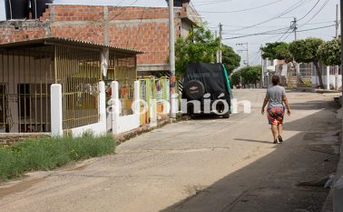 El asesino de la víctima llegó a pie y huyó en una moto que dejó estacionada metros adelante. Alfredo Estévez/La Opinión