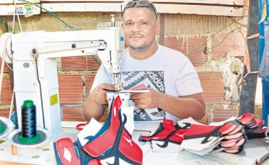 Henry sueña con ampliar su fábrica de zapatos y apoyar a los migrantes. Cortesía