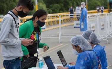 El personal de salud hizo el tamizaje a los estudiantes que iban llegando al puente. Luis Alfredo Estévez