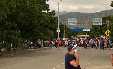 Venezolanos están apostados en la entrada al puente internacional Simón Bolívar. Cortesía