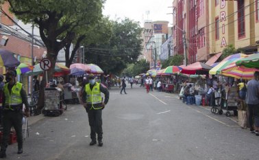 La Policía es la encargada de hacer control a la Avenida 6.  Alfredo Estévez.