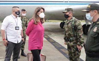 Marta Lucía Ramírez en su visita a Chocó tras desastres por las lluvias. Tomada de Twitter