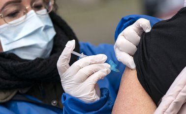 El proyecto también garantizará que el esquema de vacunas en el país siga siendo gratuito. AFP