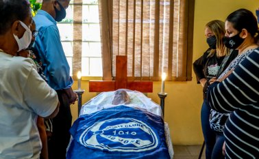 En presencia de unas cuarenta personas, Joao Alberto Silveira Freitas fue enterrado en una ceremonia sobria. AFP