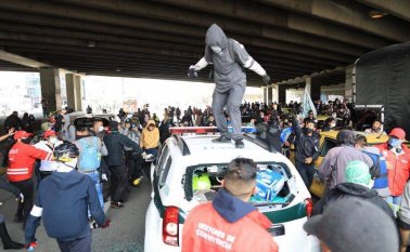 En Bogotá, un grupo de encapuchados atacó y vandalizó una patrulla y algunas motos de la Policía Nacional. Tomada de Twitter