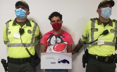 Las autoridades le incautaron un revólver con seis cartuchos al detenido. Policía