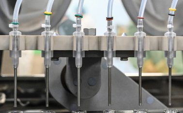 La vacuna británica AstraZeneca/Oxford tiene la ventaja de utilizar una tecnología más tradicional, lo que hace que sea menos costosa y más fácil de almacenar, sin necesidad de mantenerla en temperaturas muy bajas.  AFP