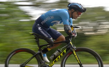 El ciclista colombiano, exsoldado Juan José Florian, alias "Mochoman", monta su bicicleta durante una sesión de entrenamiento a lo largo de una carretera en el municipio de Granada, Meta. AFP
