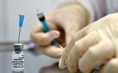 La vacuna Sputnik 5 se encuentra actualmente en la fase 3 de los ensayos clínicos aleatorizados con doble ciego, con cerca de 40.000 voluntarios.  AFP