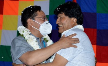 El presidente de Bolivia, Luis Arce (izquierda) y el expresidente Evo Morales se saludan durante una reunión del partido gobernante Movimiento por el Socialismo (MAS) en Quillacollo, Cochabamba. AFP