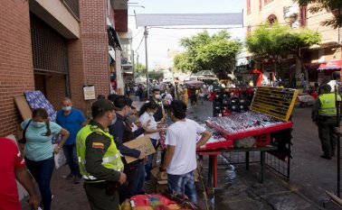 La gran preocupación está en la indisciplina de vendedores en el centro de la ciudad, por lo que las autoridades le ponen la lupa a este sector.  Alfredo Estévez.