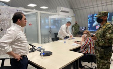 El Fiscal General (izquierda) estuvo de visita en Tibú y se reunió con autoridades militares y de Policía. Fiscalía General de la Nación