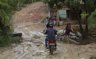 El lodo sigue cubriendo las calles de La Fortaleza, convirtiéndose en un peligro para quienes transitan por esta zona. Alfredo Estevez/ La Opinión