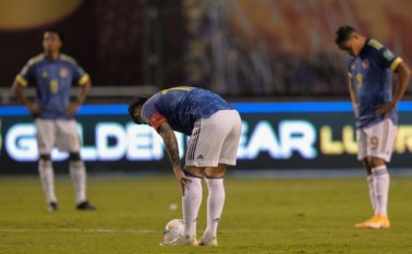 Colombia perdió los últimos dos partidos oficiales ante Uruguay y Ecuador, de ahí su descenso en el escalafón Fifa. Archivo / La Opinión
