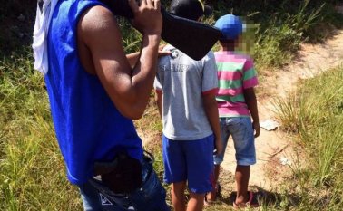 Solo este año, 446 niños, niñas y adolescentes víctimas del reclutamiento por parte de los grupos armados ilegales, fueron recuperados por la Fuerza Pública. Colprensa