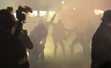 Manifestantes enfrentamientos durante una manifestación contra el proyecto de ley de 'seguridad global', cuyo artículo 24 penalizaría la publicación de imágenes de agentes de policía en servicio con la intención de dañar su 'integridad física o psicológica', en París. AFP